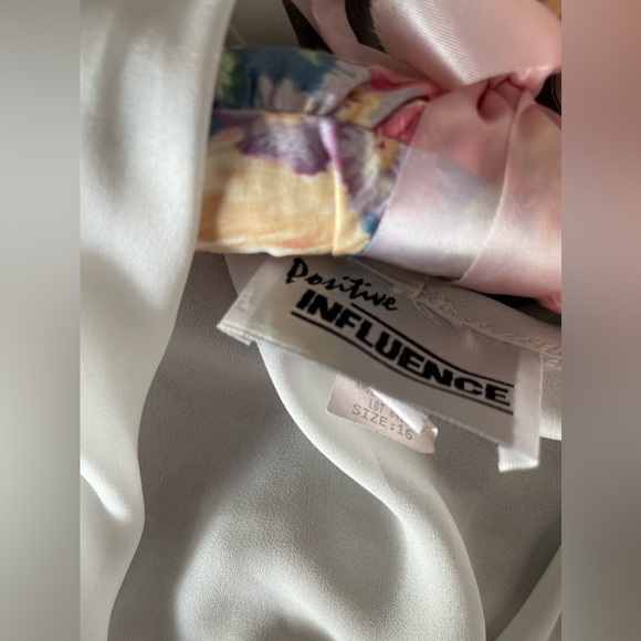 Positive Influence White Sheer Cover with shoulder pads - Picture 2 of 2